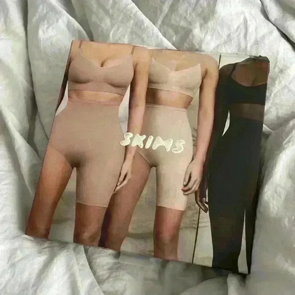 SKIMS- New in Box Solution Short #2 Color Onyx Size XXS/XS - Picture 7 of 10